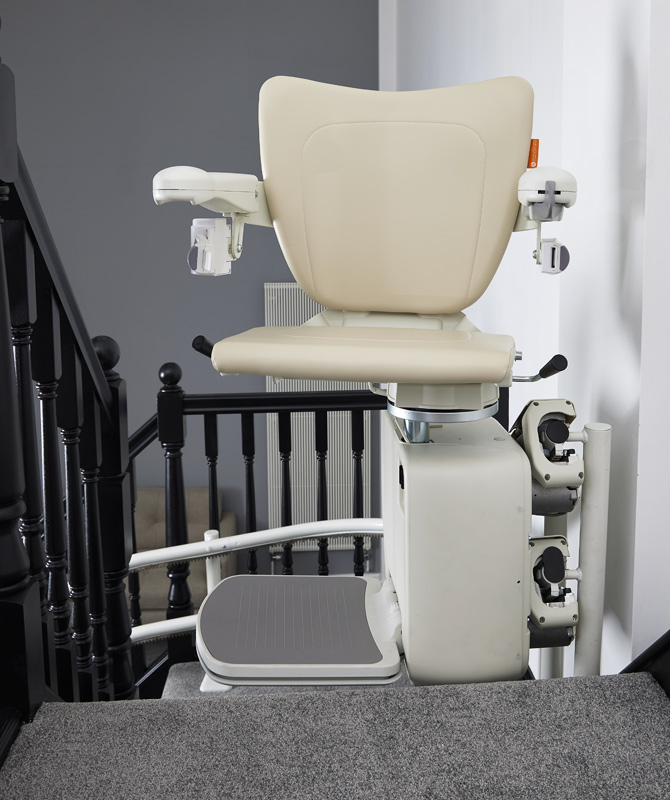 Curved stairlift with swivel seat