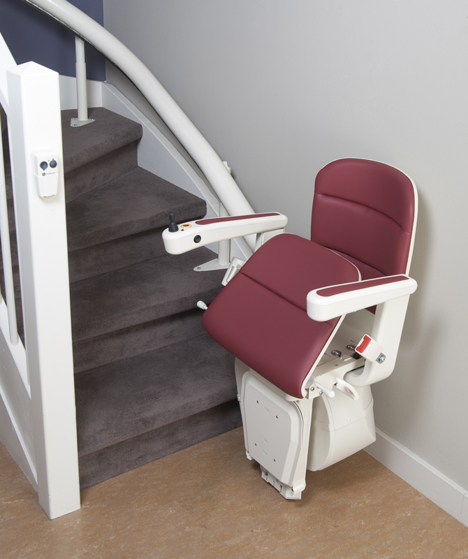 Active seat on curved stairlift